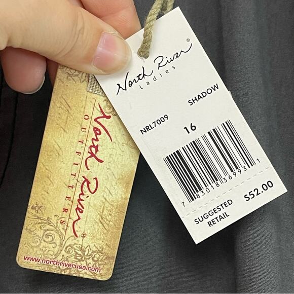 NWT North River Outfitters, Cargo Bermuda Shorts. Size 16. Dark Grey - Picture 6 of 9